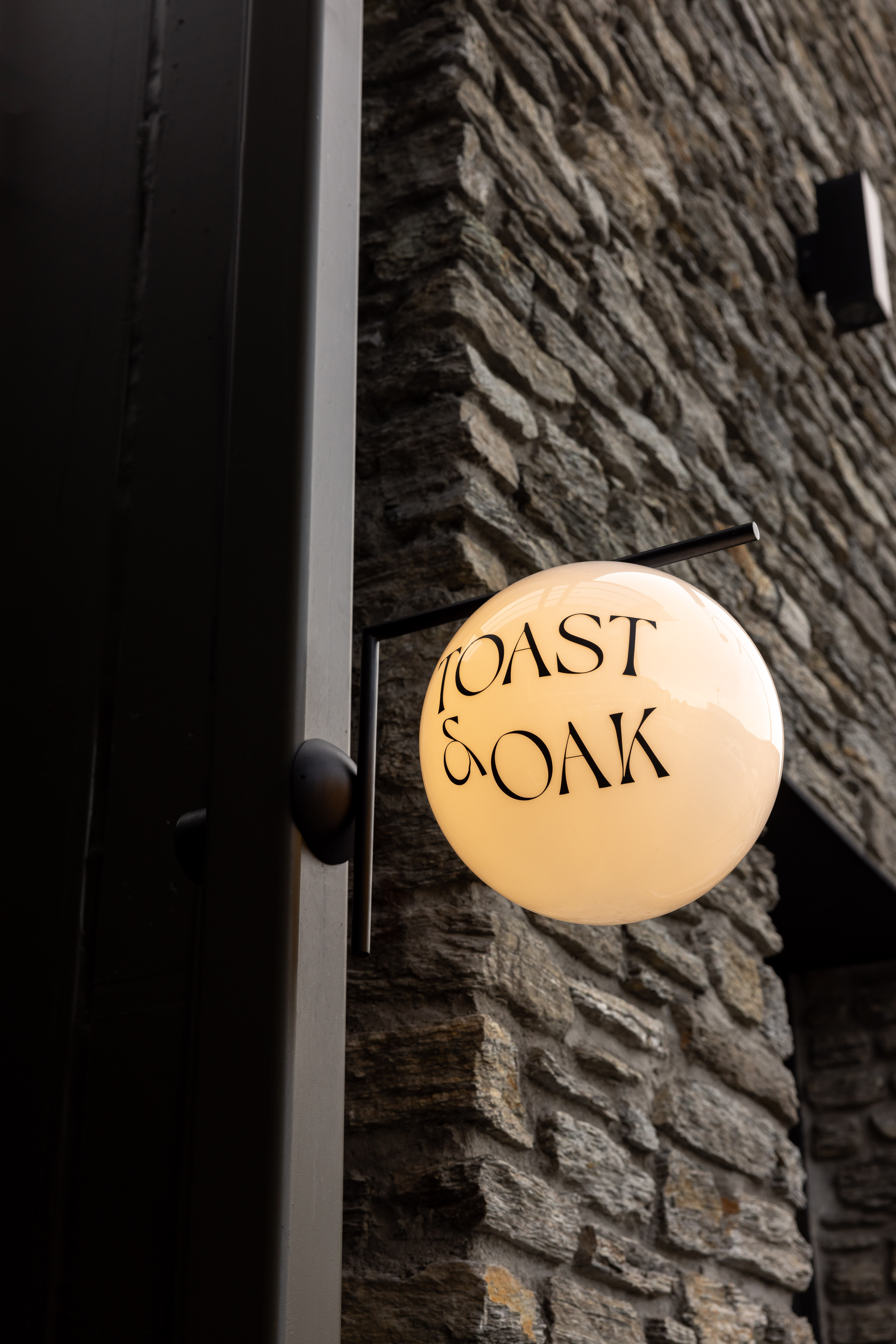 TOAST & OAK illuminated sign